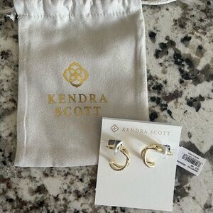 KENDRA SCOTT Annie Infinity
White Crystal Gold Huggie Earrings
NEW